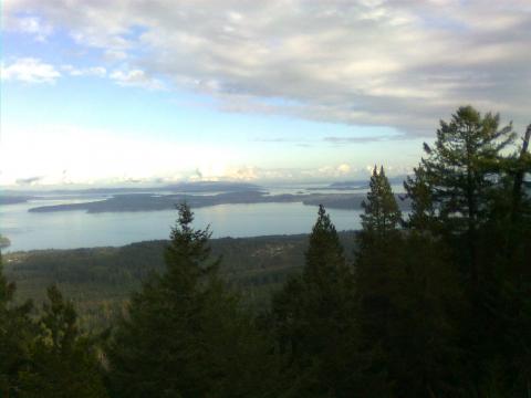 looking almost east at sydney. i dont ever rembering seeing mt baker so big and clear.  sorry shitty cam 